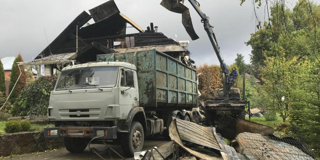 Вывоз мусора после пожара с утилизацией в Горном-Алтайске в октябре