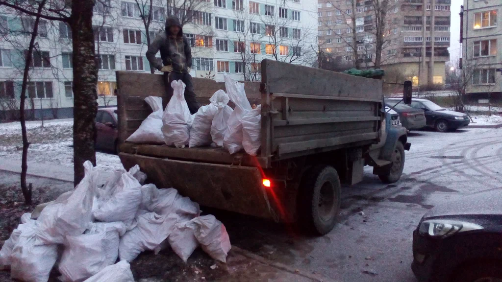 Вывоз мусора в мешках в Горном-Алтайске в октябре