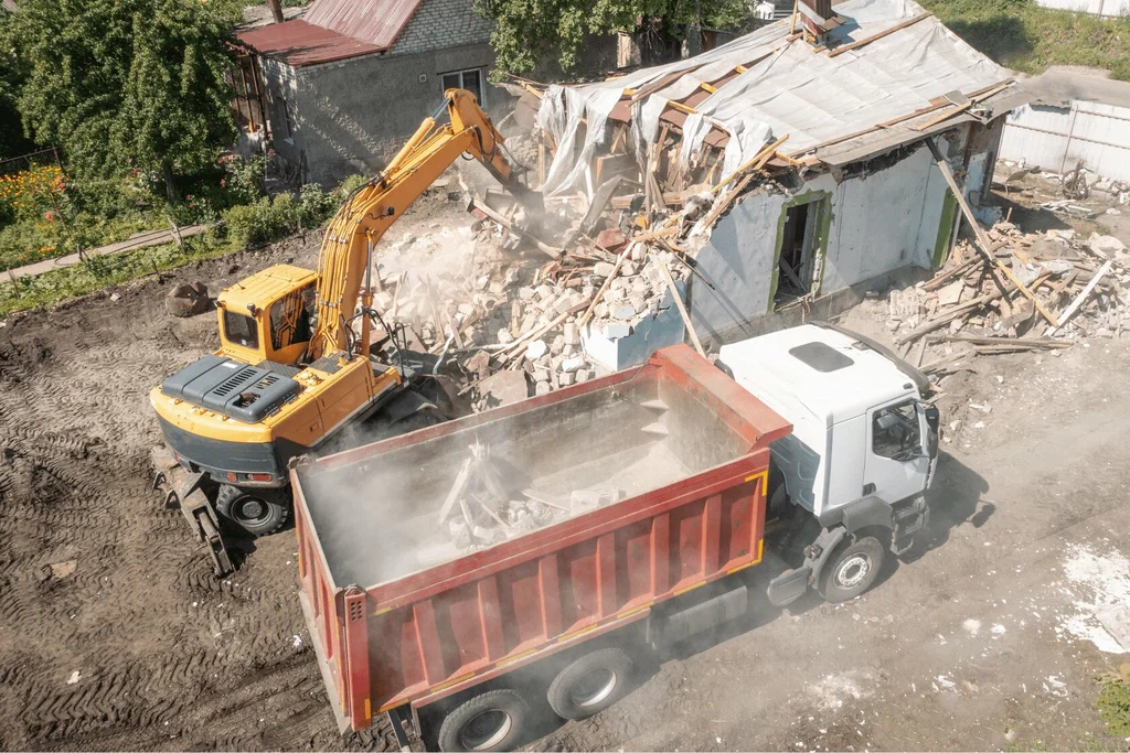 Вывоз мусора после сноса зданий с выездом в Горном-Алтайске в октябре