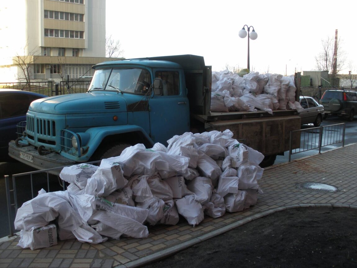 Вывоз мусора ЗИЛом в Горном-Алтайске от ПроМусор: аренда самосвала ЗИЛ от 2333 руб