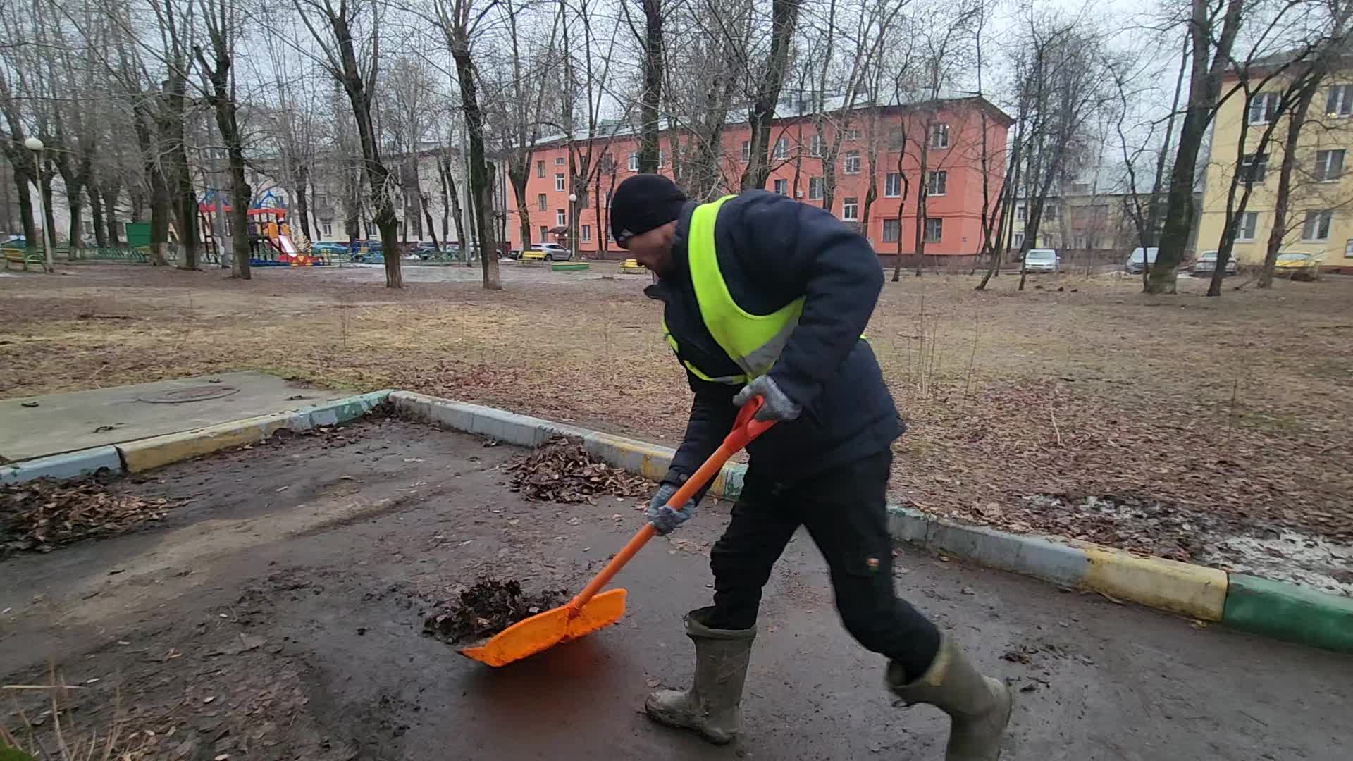 Уборка территорий в Горном-Алтайске в октябре