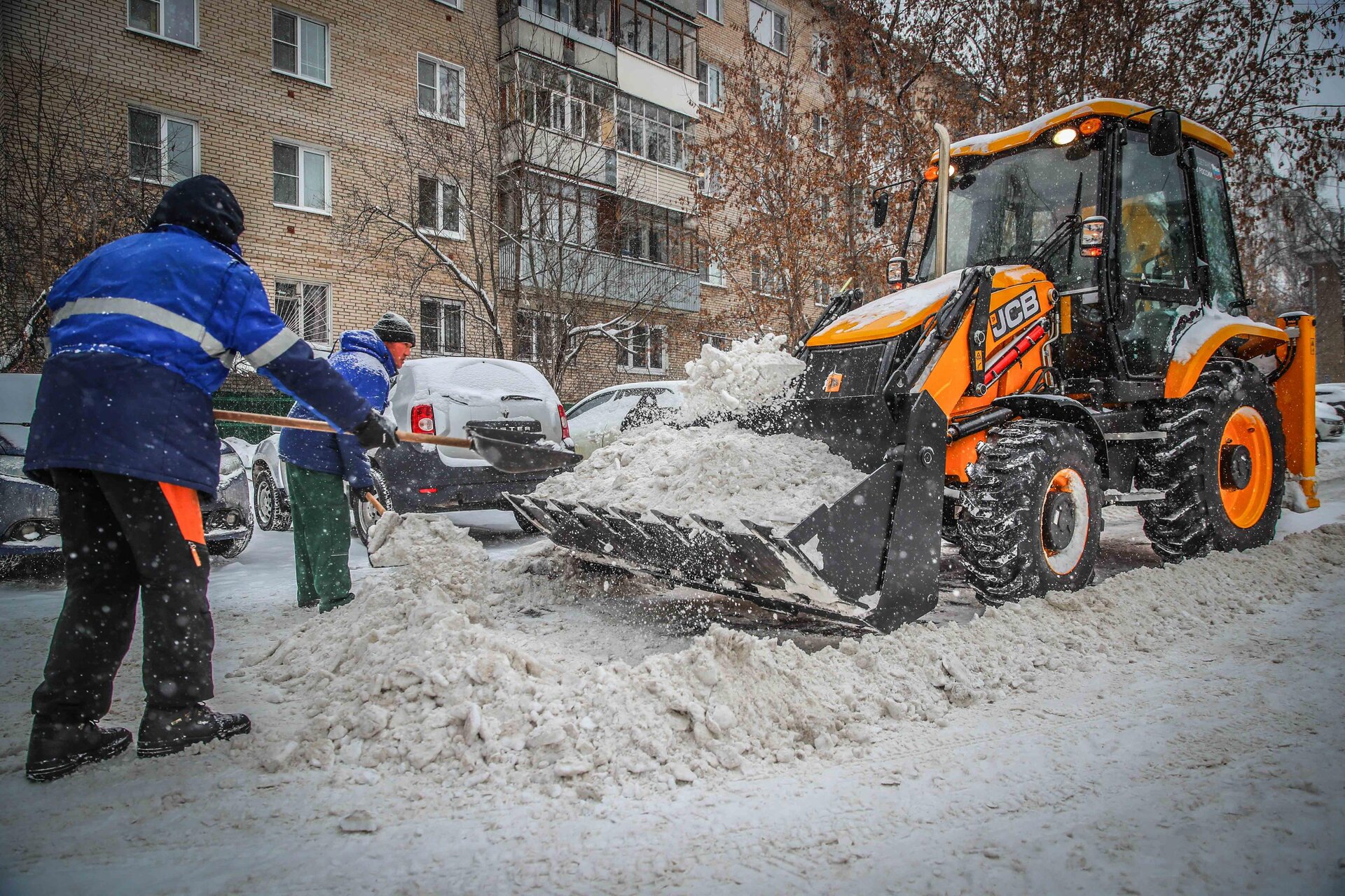 Очистка дворов от снега и наледи в Горном-Алтайске — уборка снега, трактор и ручная, цены от 518 руб. | ПроМусор