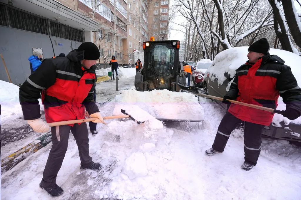 Очистка дворов от снега с гарантией результата в Горном-Алтайске в октябре