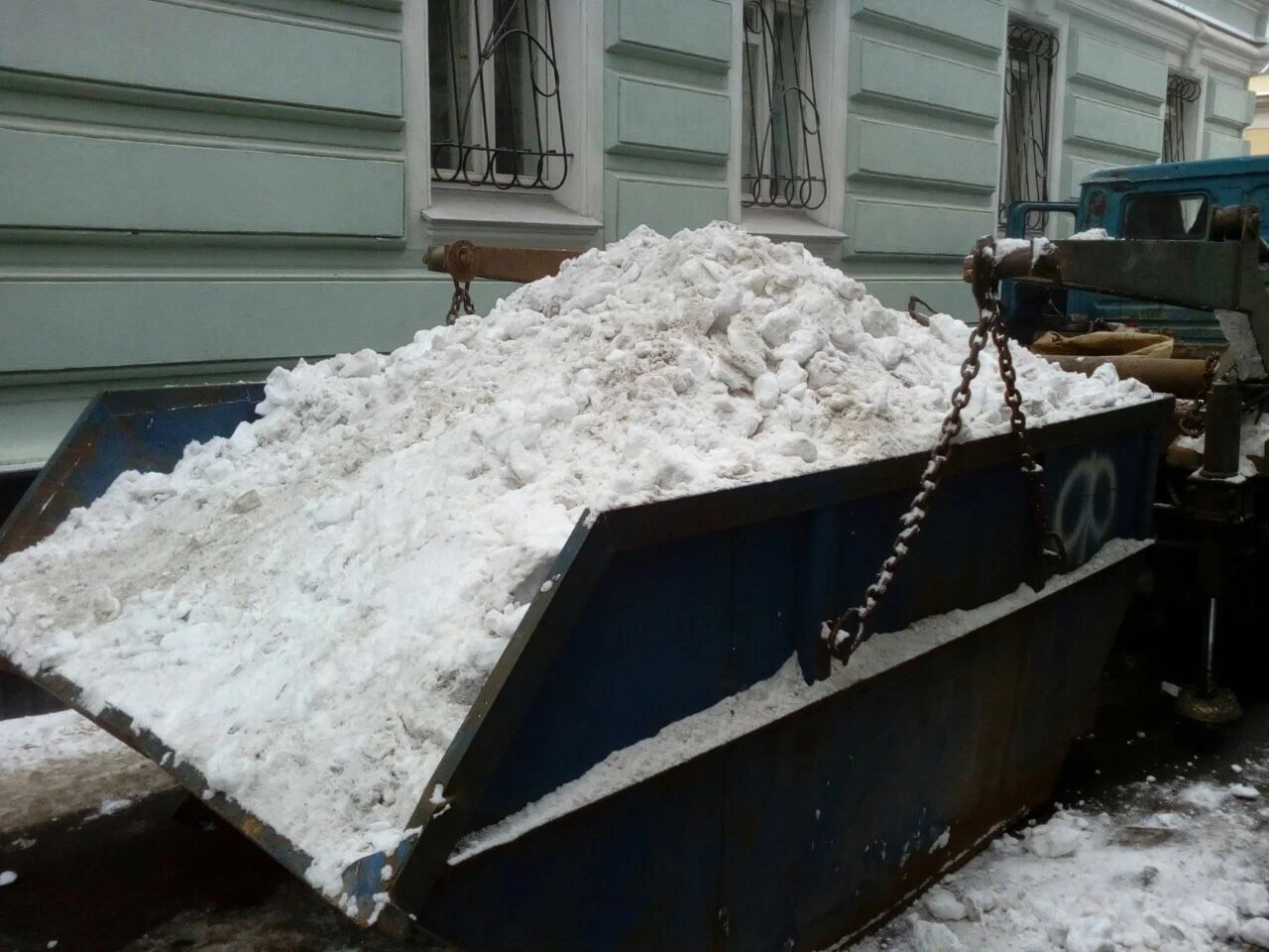 Вывоз снега контейнерами в Горном-Алтайске в октябре